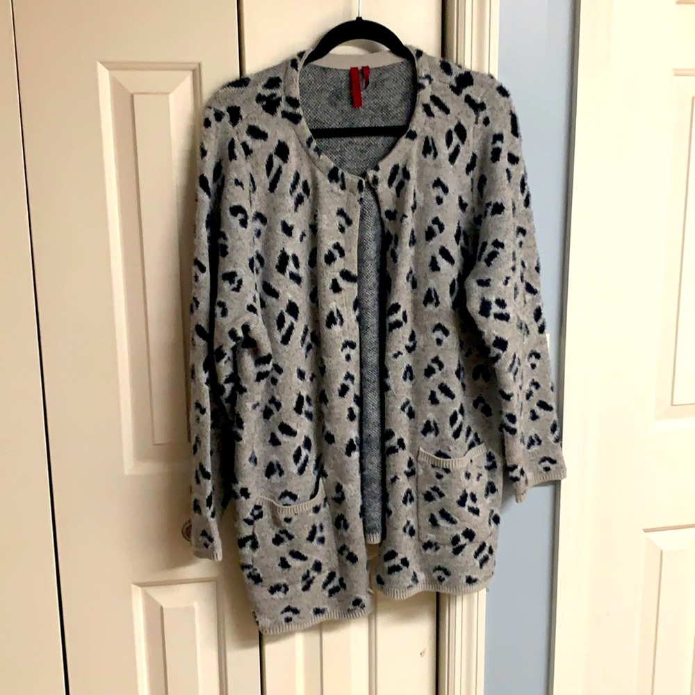 Cardigan in animal print size 1X.